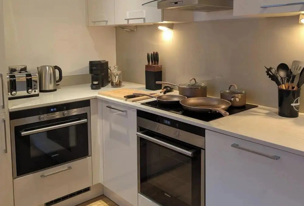 2 Bed Apartment Sleeps 6 - Pets Welcome - Rooftop