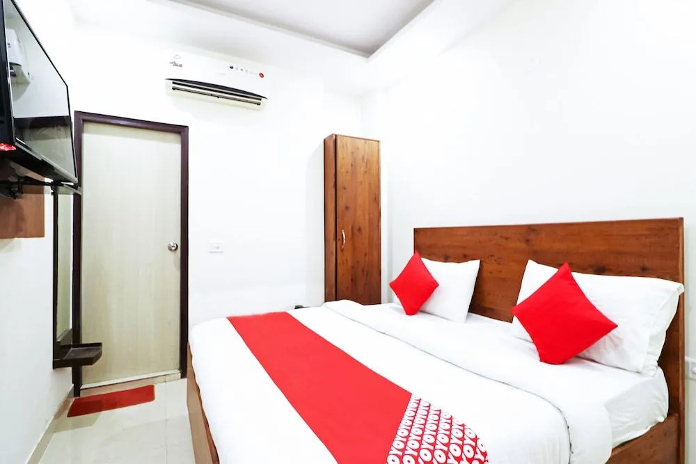 OYO 42622 Admiral Suites