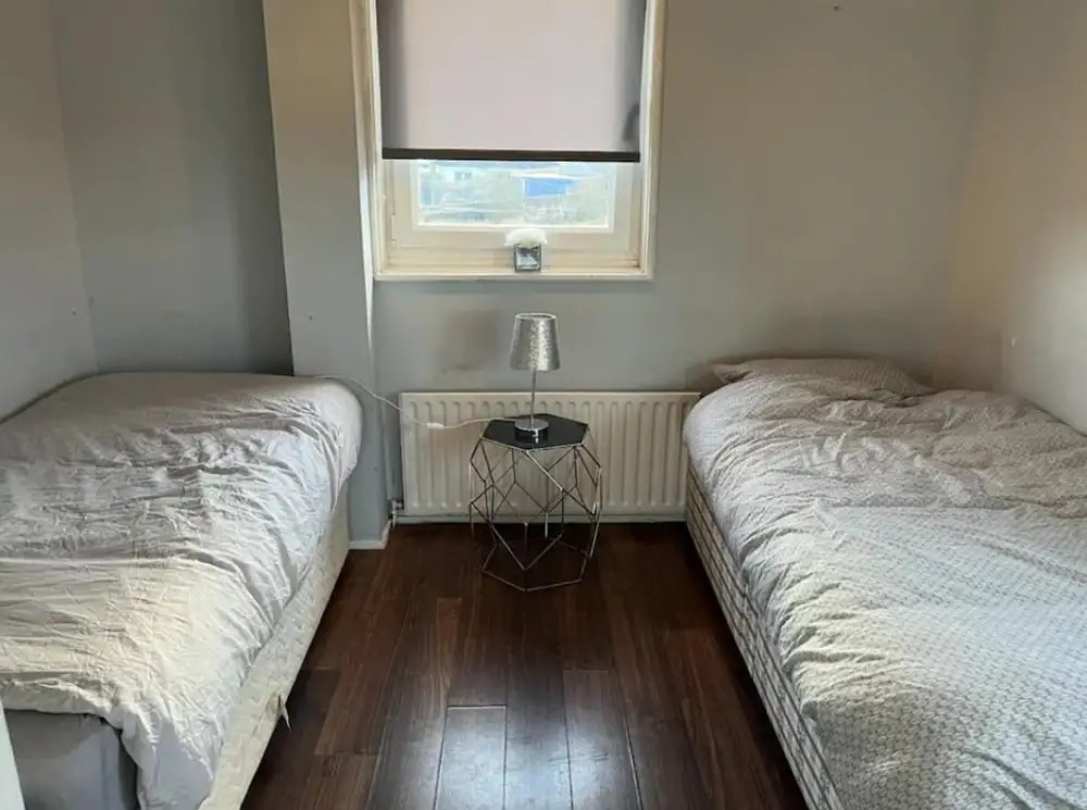 Sleeps6-wifi-parking-ideal for Tradesmen-garden