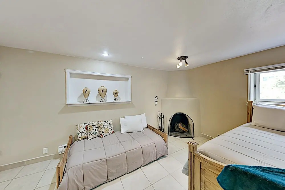 Peaceful Mountain-view On 3 Acres 2 Bedroom Home