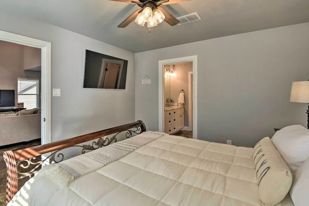 Hot Tub & Fire Pit! Cozy Granbury Escape Near Lake