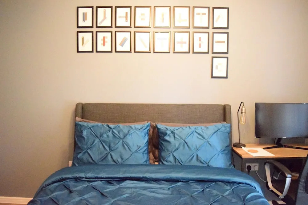 Modern 1 Bedroom Apartment With Balcony