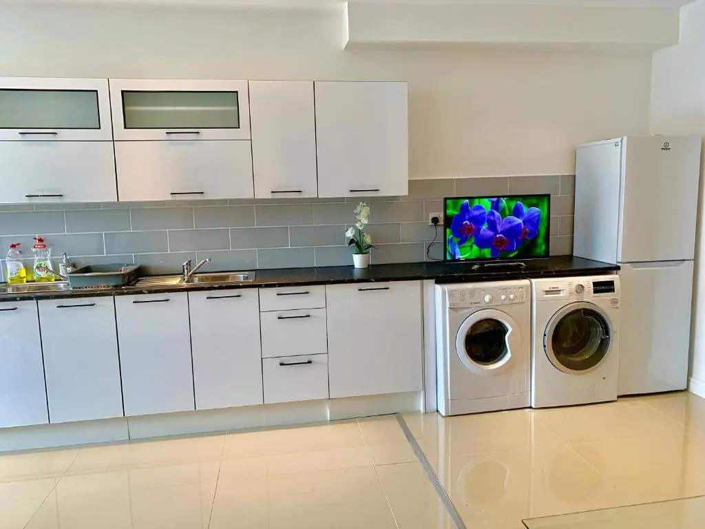 3 Bedrooms, 3 Baths, Spacious Lounge, Full Kitchen, Garden, Ground Floor, Free Parking