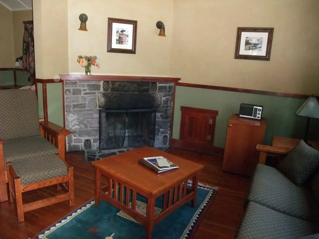 Johnston Canyon Lodge & Bungalows