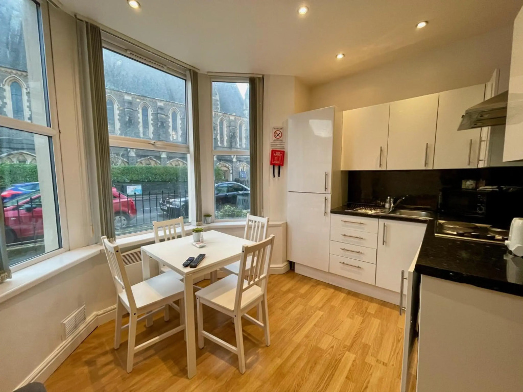 Bute Park Apartment w/ Heating + Private Bathroom