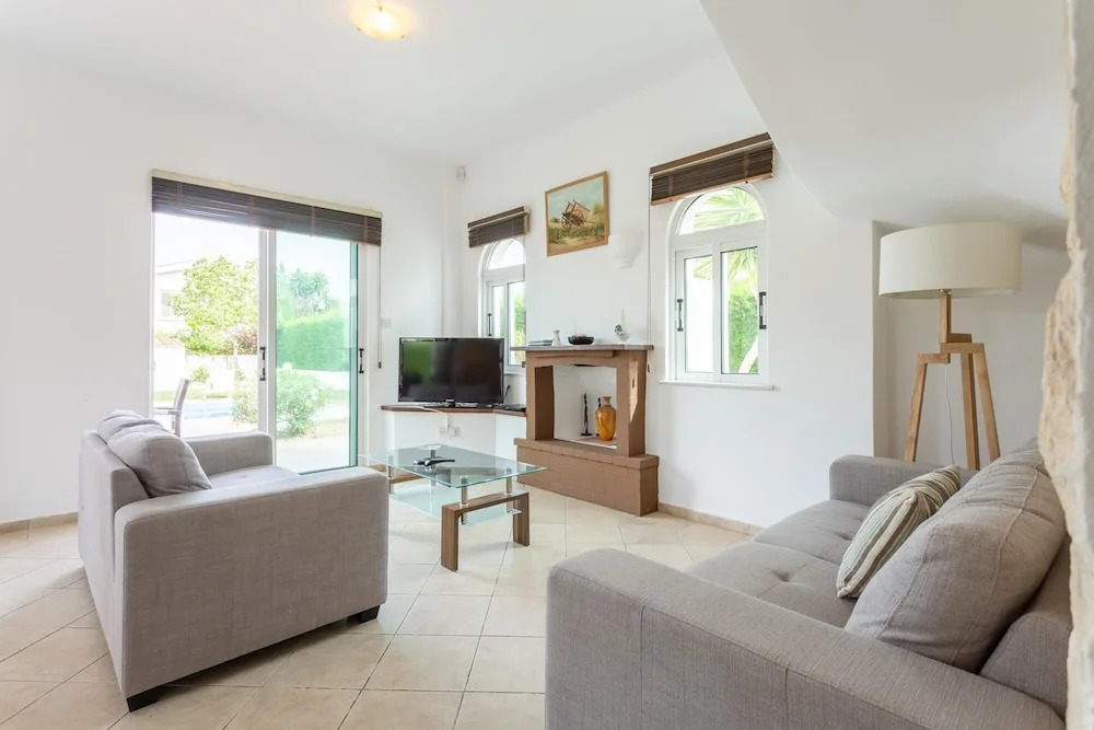 Villa Chrysanthemum Large Private Pool Walk to Beach A C Wifi