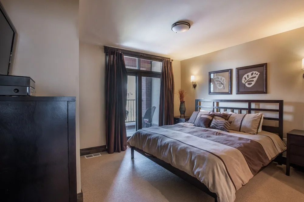 Spacious Village View Townhouse with Fireplace at Parry Peak Lofts townhouse