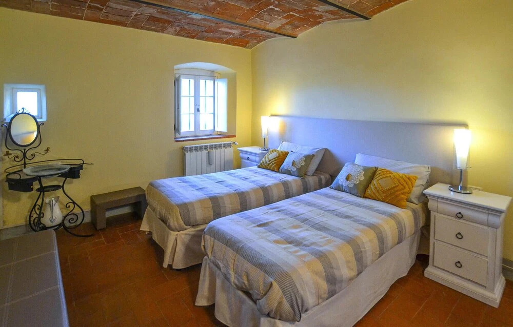 Nice Home in Capolona With 8 Bedrooms, Wifi and Private Swimming Pool