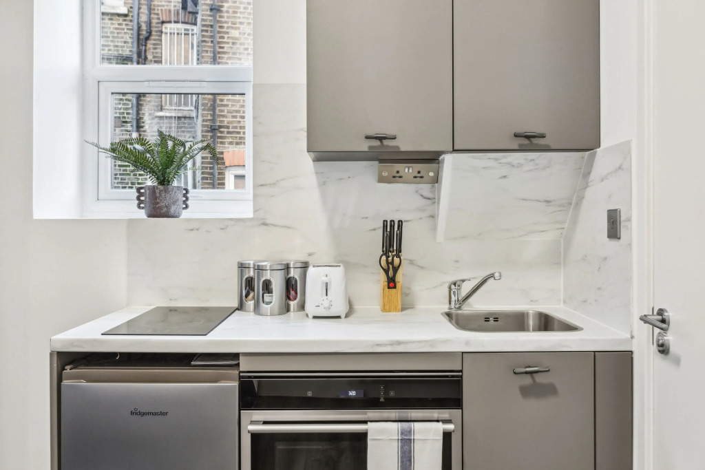 STH Sutherland Avenue Apartment