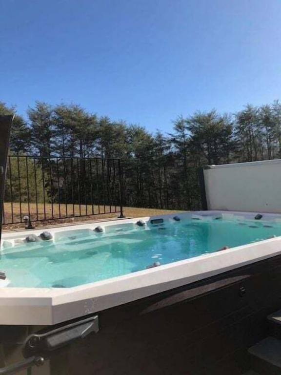 Liberty Pines - Lakefront Log Home, Swim Spa & Game Room