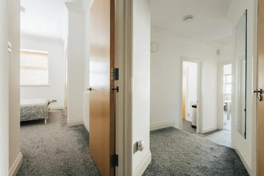 Spacious 2 bedroom flat near beach and town centre