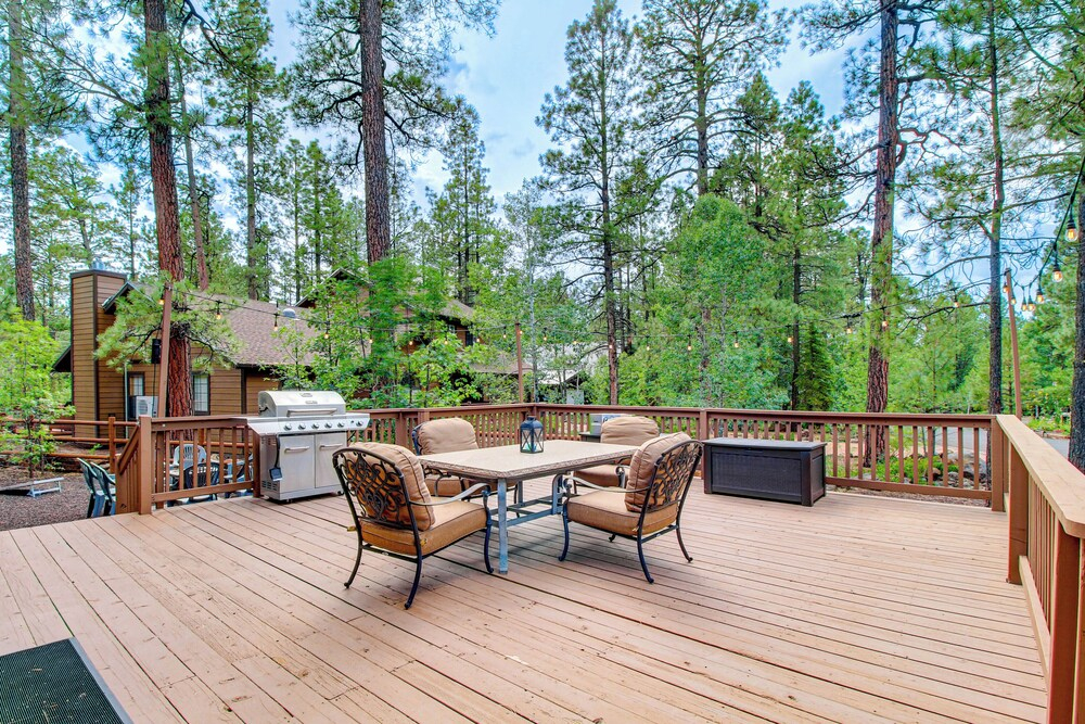Wraparound Deck + Large Yard: Pinetop Home!