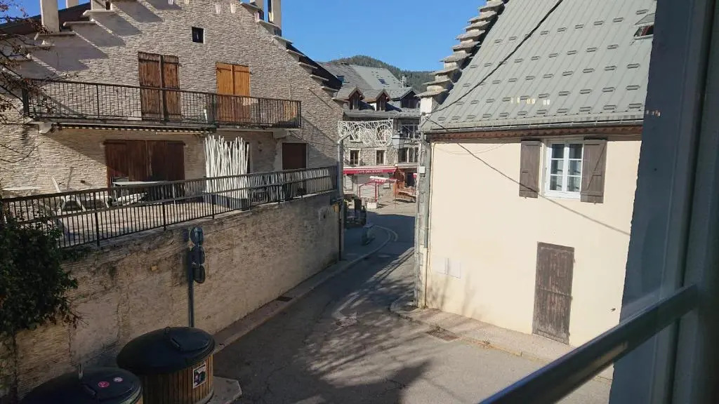 Grande maison de ville rénovée,au cœur du village