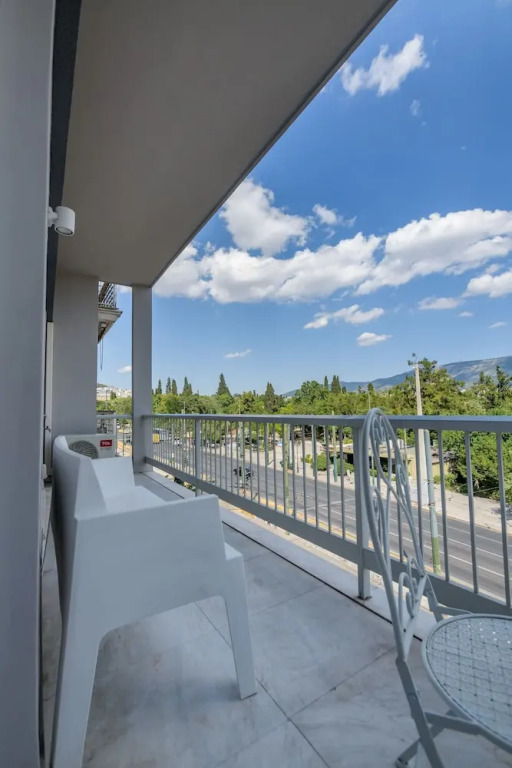 Lush Emerald apt in the heart of Athens