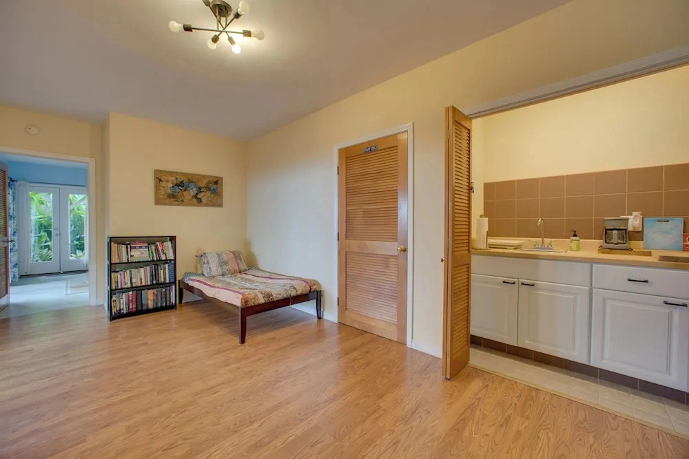 8 Mi to Magic Sands Beach: Tranquil Home w/ Lanai