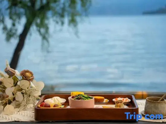 Lugu Lake Scenic Area Shuitian Yishe Loft Lakeview Vacation Apartment