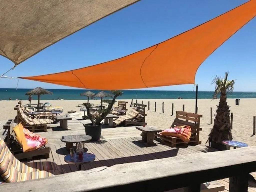 Villa 2 Pièces Climatisée avec Terrasse, Face à la Mer, Parking Privé, Proche Commerces et Plage - FR-1-81-343