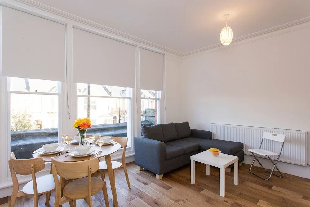 Sleek 2BR flat in Hither Green, by Mountsfield Park