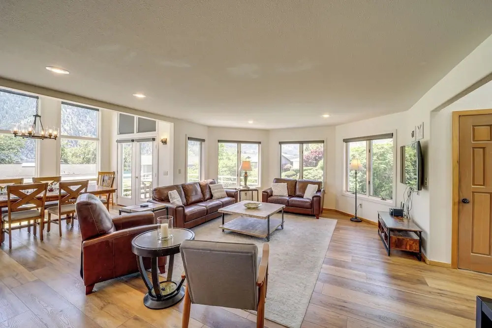 Modern Retreat w/ Hot Tub - Steps to Lake Chelan!