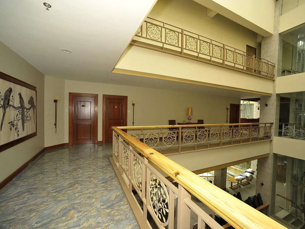 Paragon Hotel and Suites
