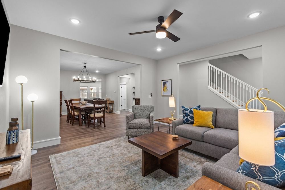 3323: Uptown Elegant Escape by JZ Vacation Rentals