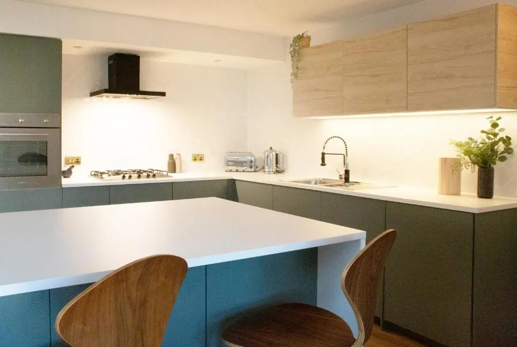 Stylish 2 bedroom apartment with home office, near SEC & Hydro