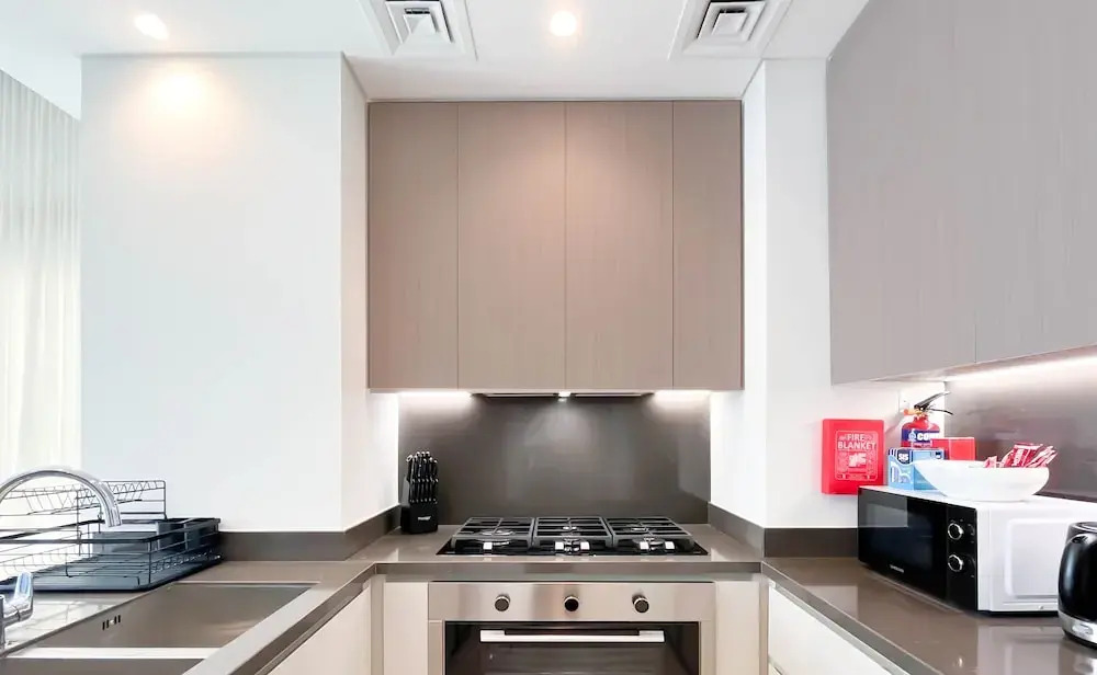 Luxurious 3BR Canal View Apartment Pool + Gym