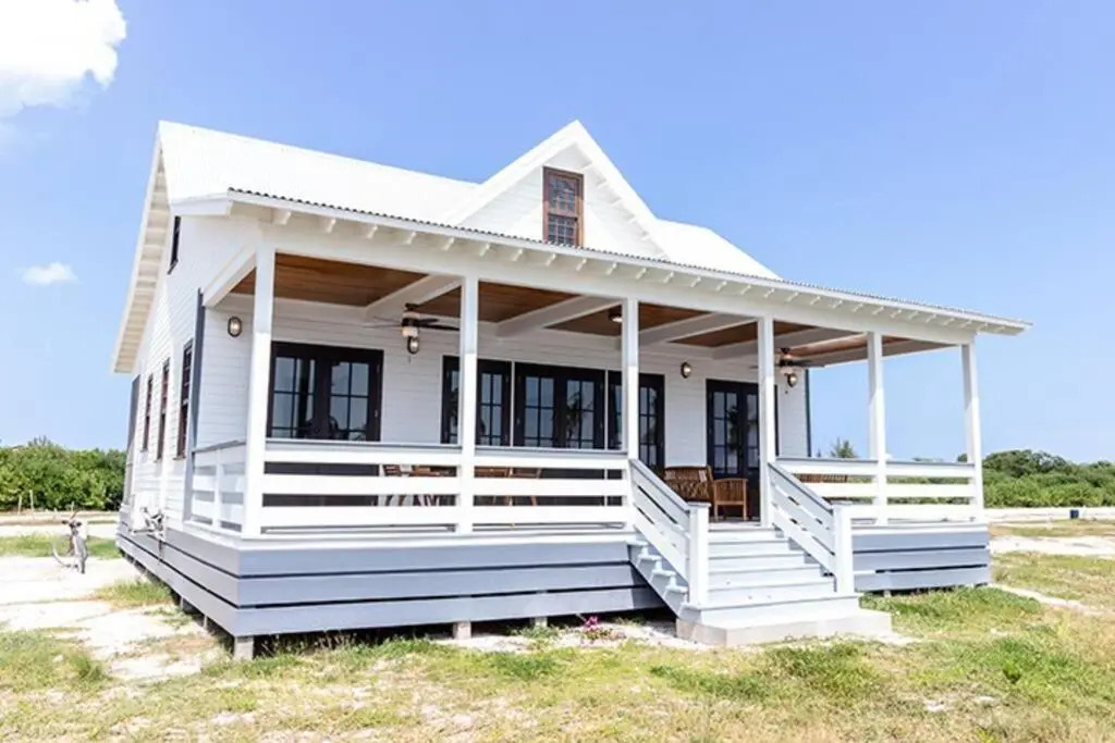 Athena's Mahogany House by the Bay 4 Bedroom/2 Bathroom