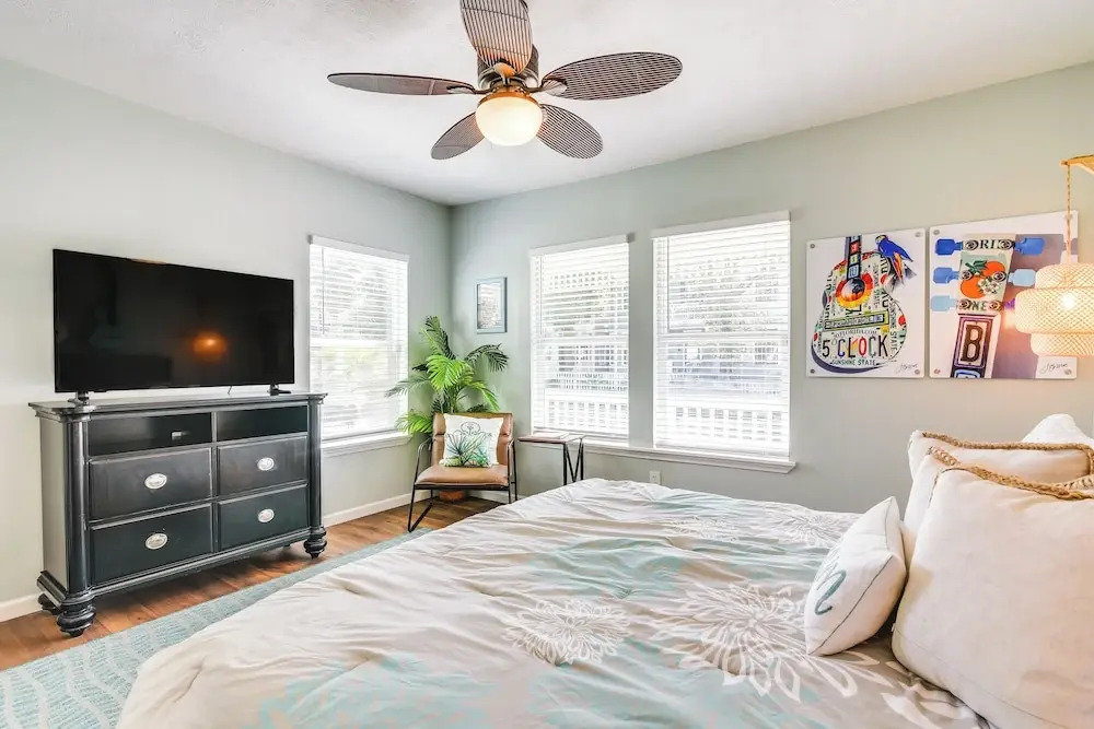 Jimmy Buffet Home w/ Hot Tub & Yard in Galveston!