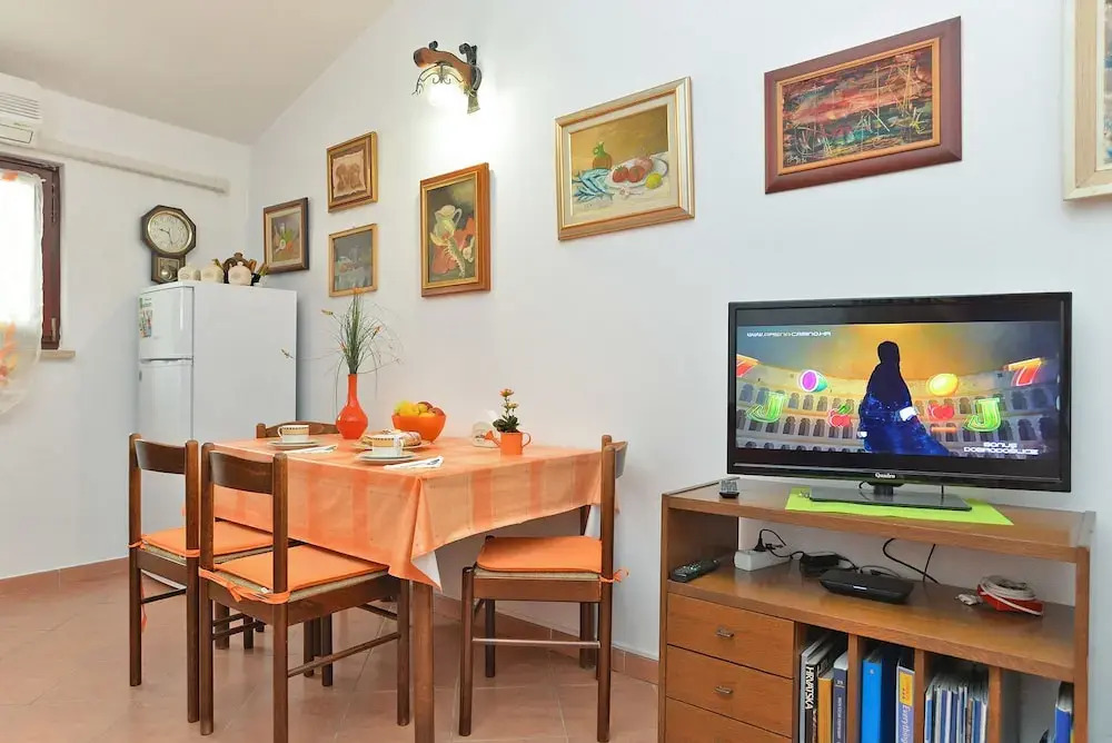 Apartment 522