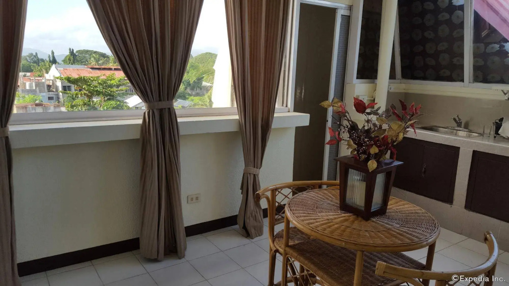 La Charica Inn & Suites