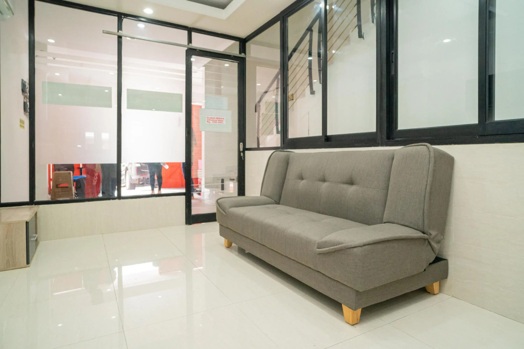 RedDoorz near Stasiun Senen