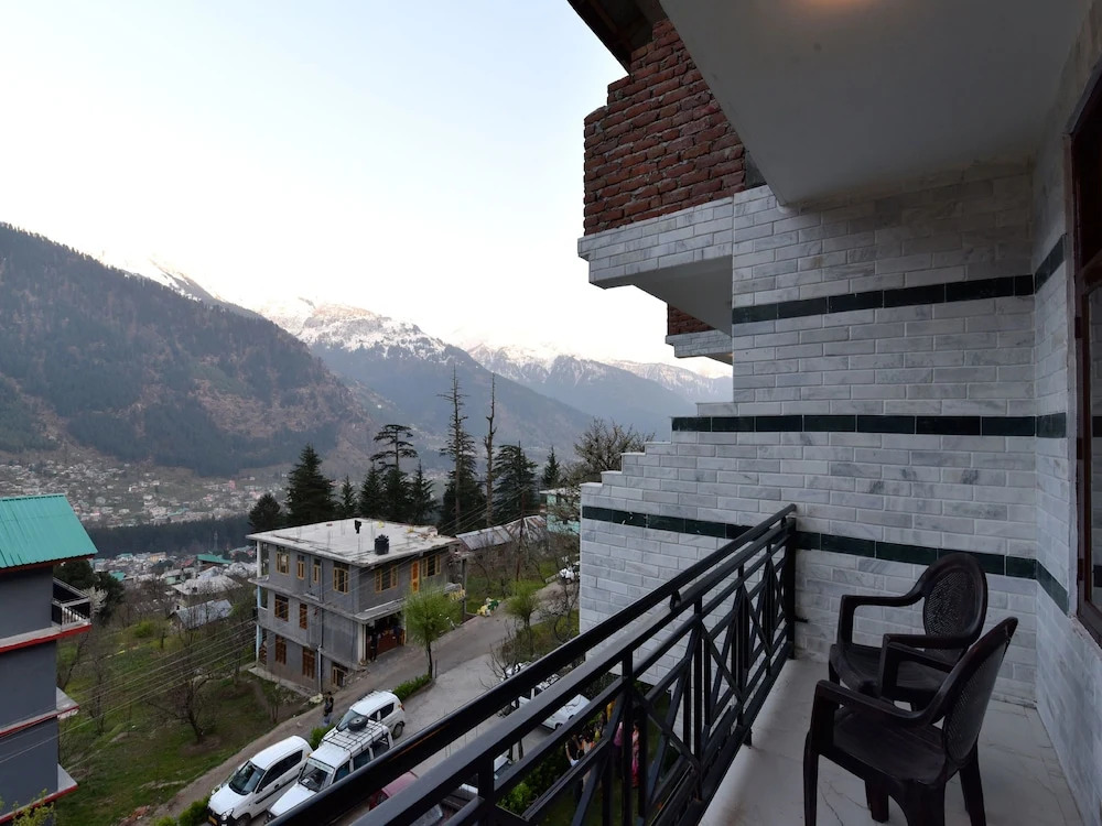 OYO 12735 The Manali Lodge