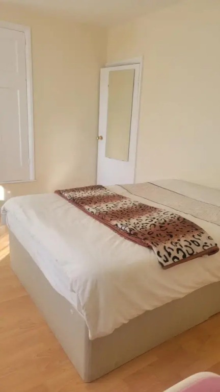 London Villa Retreat With 3 Bedrooms