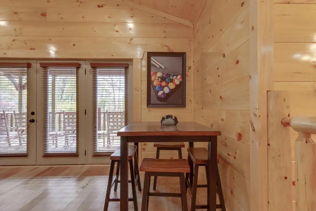Smoky Mountain Splash, 6 Bedroom, Private Pool, WiFi, Pool Table, Sleeps 18