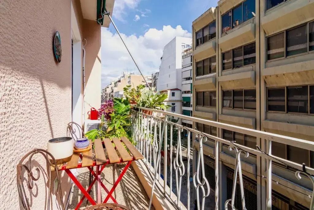 Iphigenia 2 bedroom retro downtown apartment