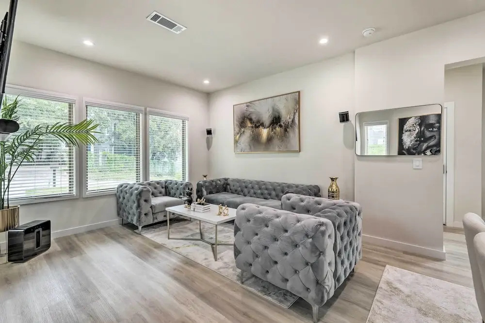 Luxury Smart Home 1 Mi to Mercedes-benz Stadium!