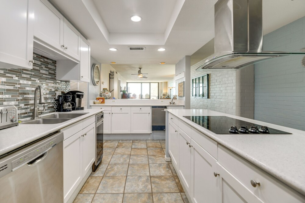 7th-floor Oceanfront Unit w/ Pools in Port Aransas