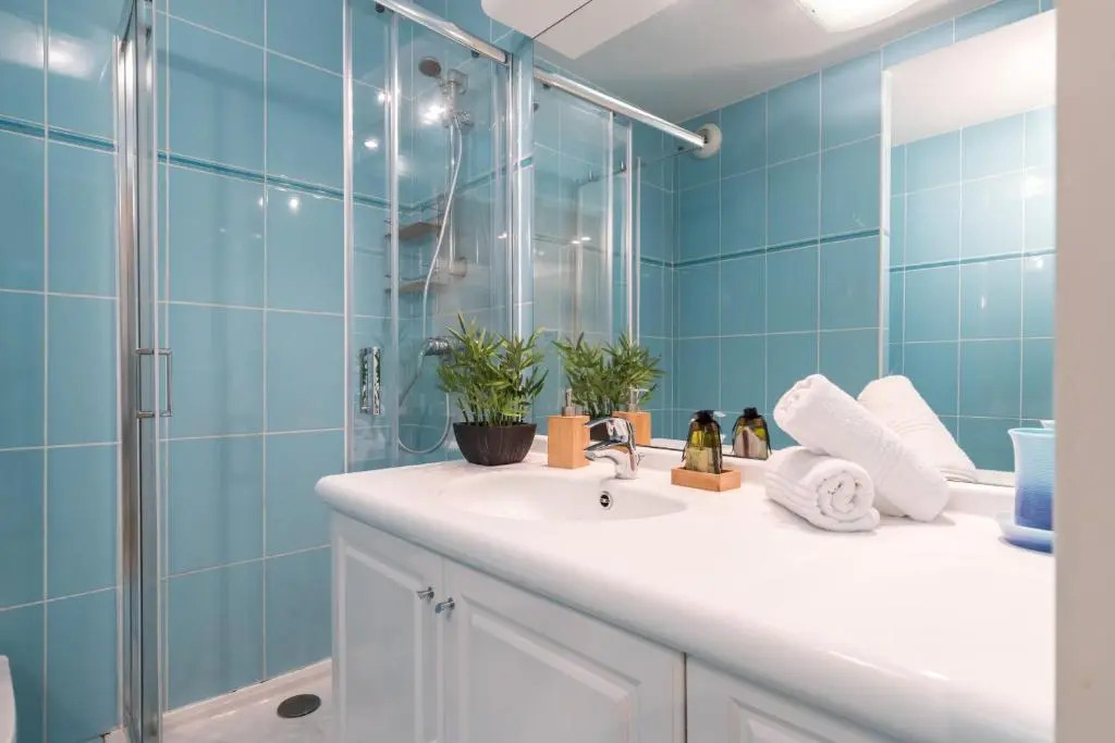 Nice 1 Bedroom downtown Carré d'Or with garage