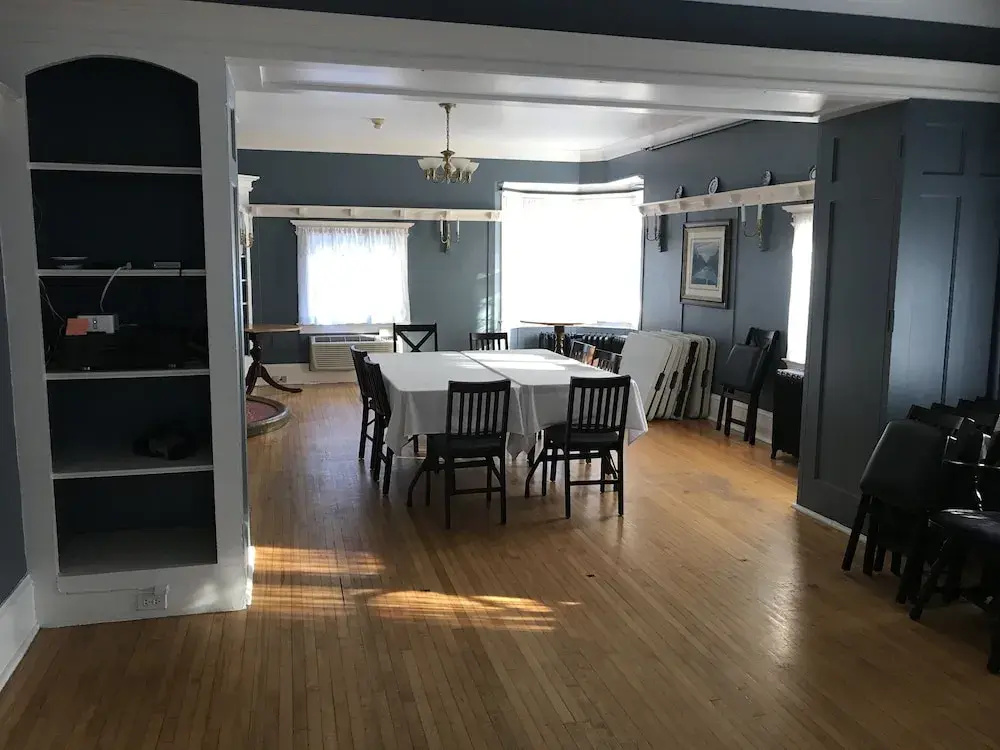 Leaside Manor