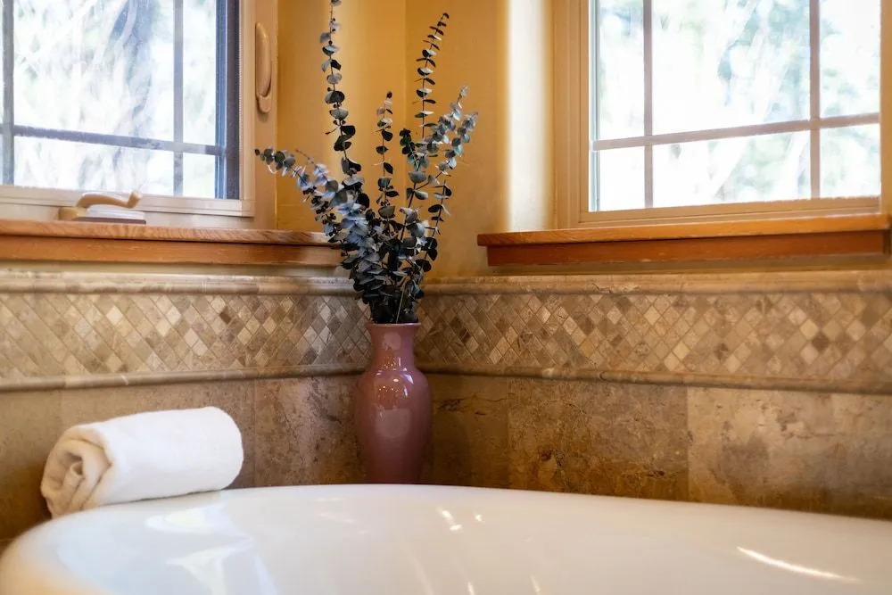 Stunning Forest Retreat - Walk to Upper Truckee River!