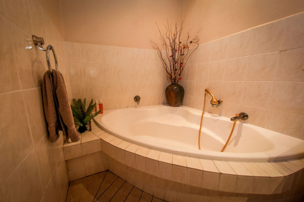 Winelands Villa Guesthouse and Cottages