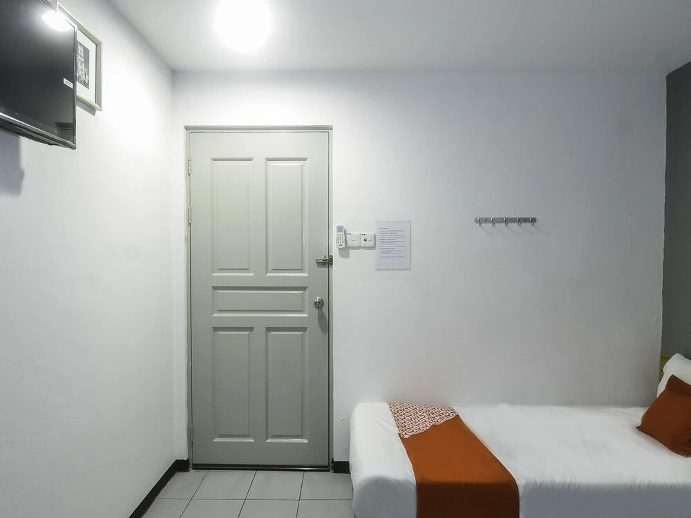 Golden Lounge by OYO Rooms