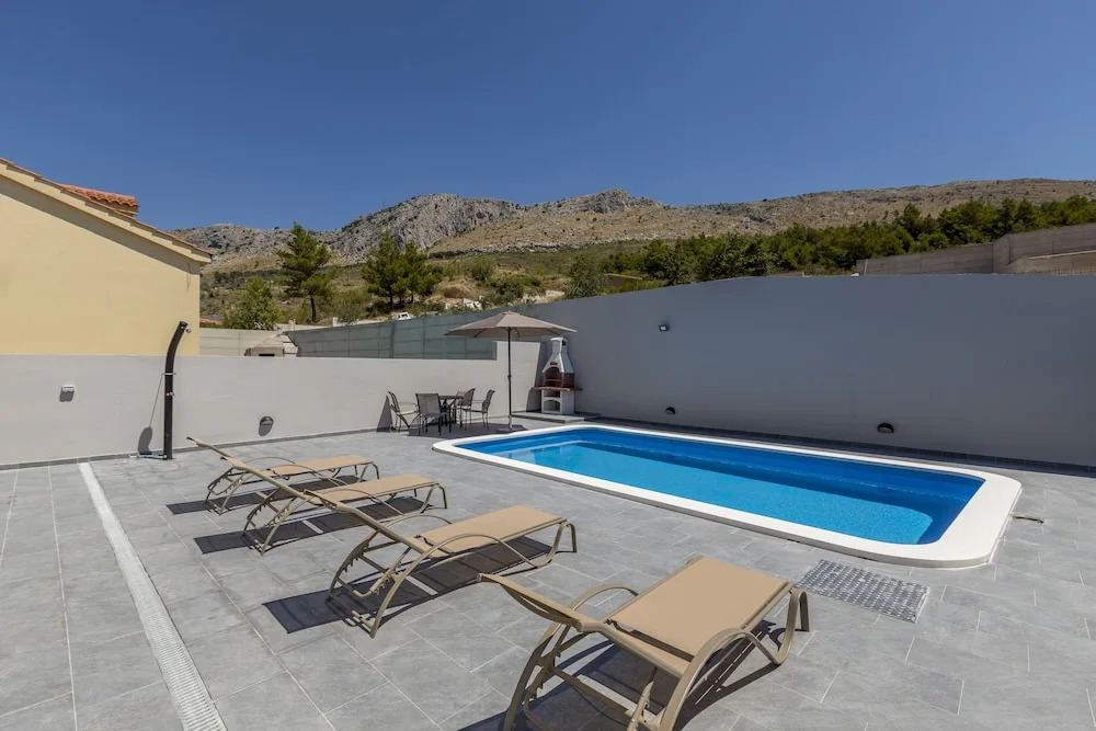 House With Private Pool M&M