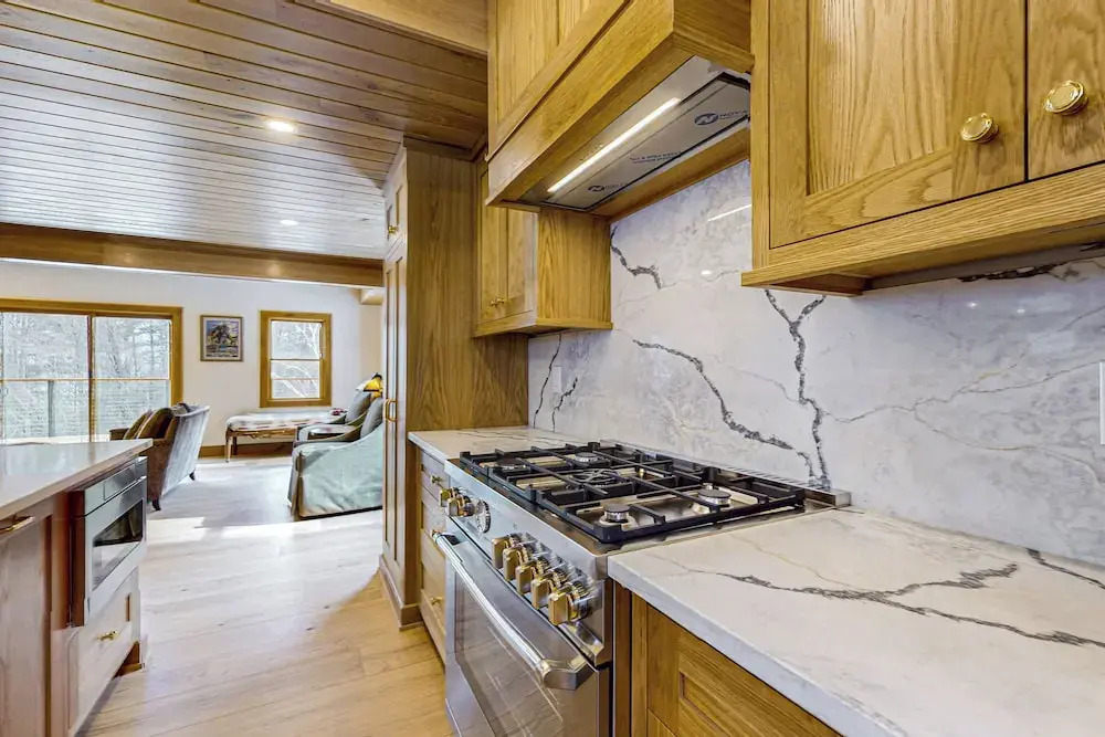 New Home: 2 Mins to Lake Park, Beach & Town