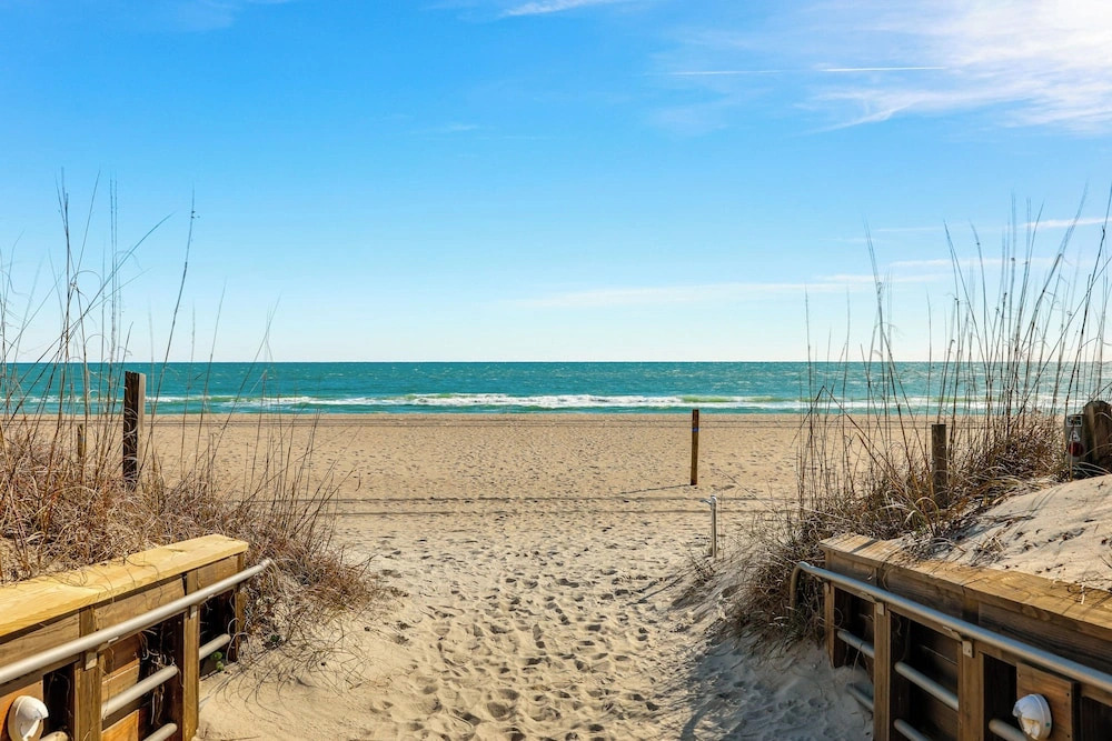 Steps to Boardwalk: 2 Blocks From the Beach Access