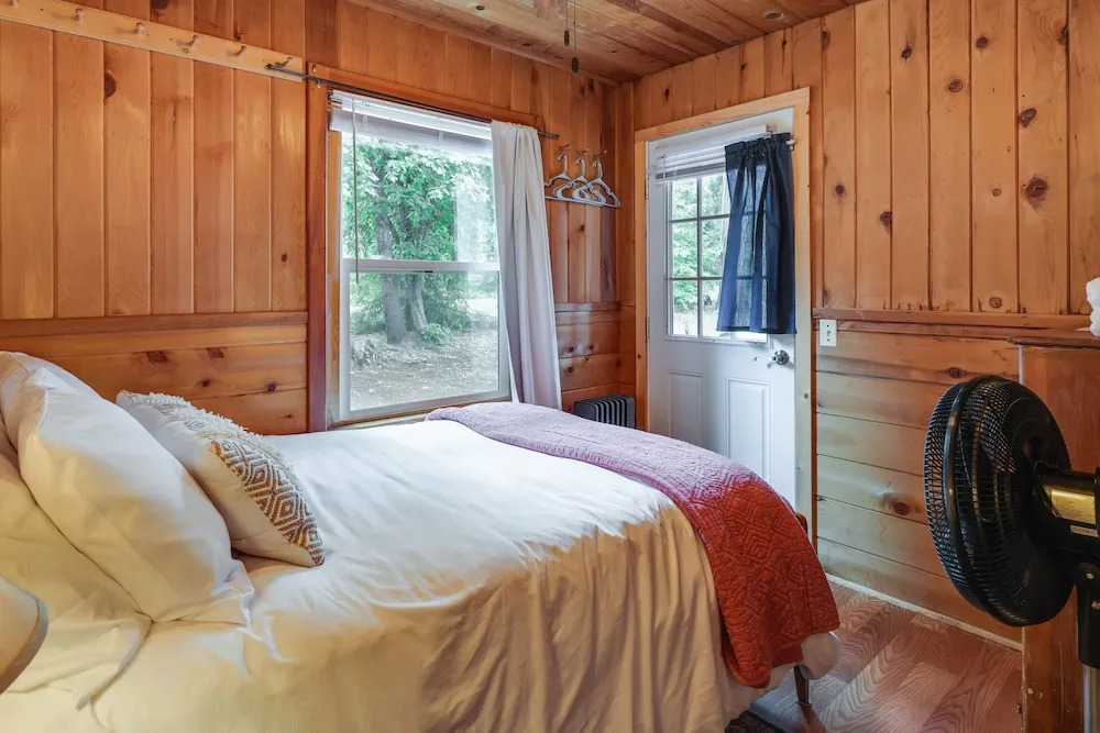 Fire Pit, Deck & Grill: Cozy Twain Harte Cabin!