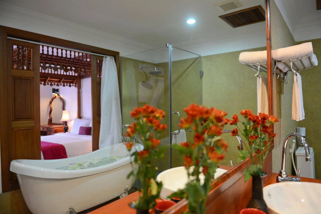 Royal Crown Hotel & Spa