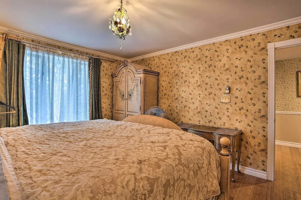 1 Mi to Lake Wallenpaupack: Spacious Poconos Villa