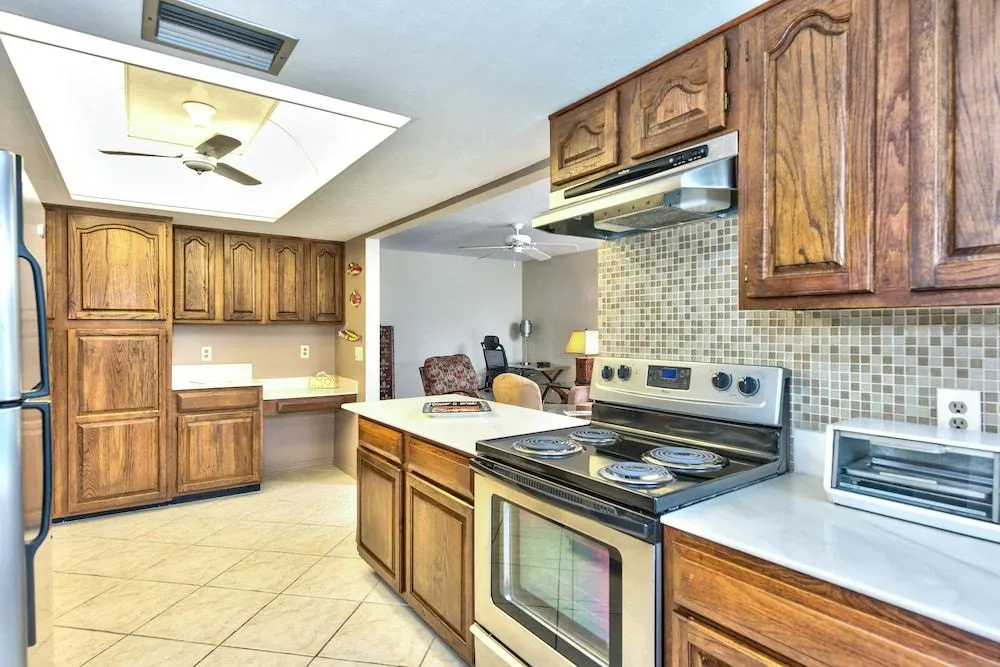 Rovigo Vacation Rental: Spacious Retreat with Panoramic Lake Views in Kings Lake. 4-BR, 4-Bathroom Home with Private Pool, just 3.4 Miles from the Vibrant Fifth Avenue South and Naples Attractions